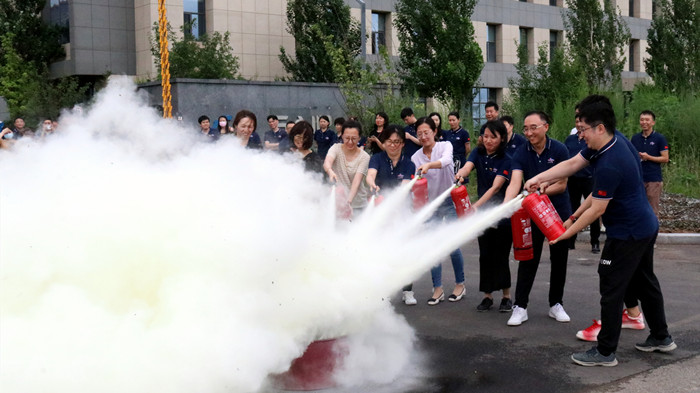 集團(tuán)開展消防安全教育培訓(xùn)及應(yīng)急演練